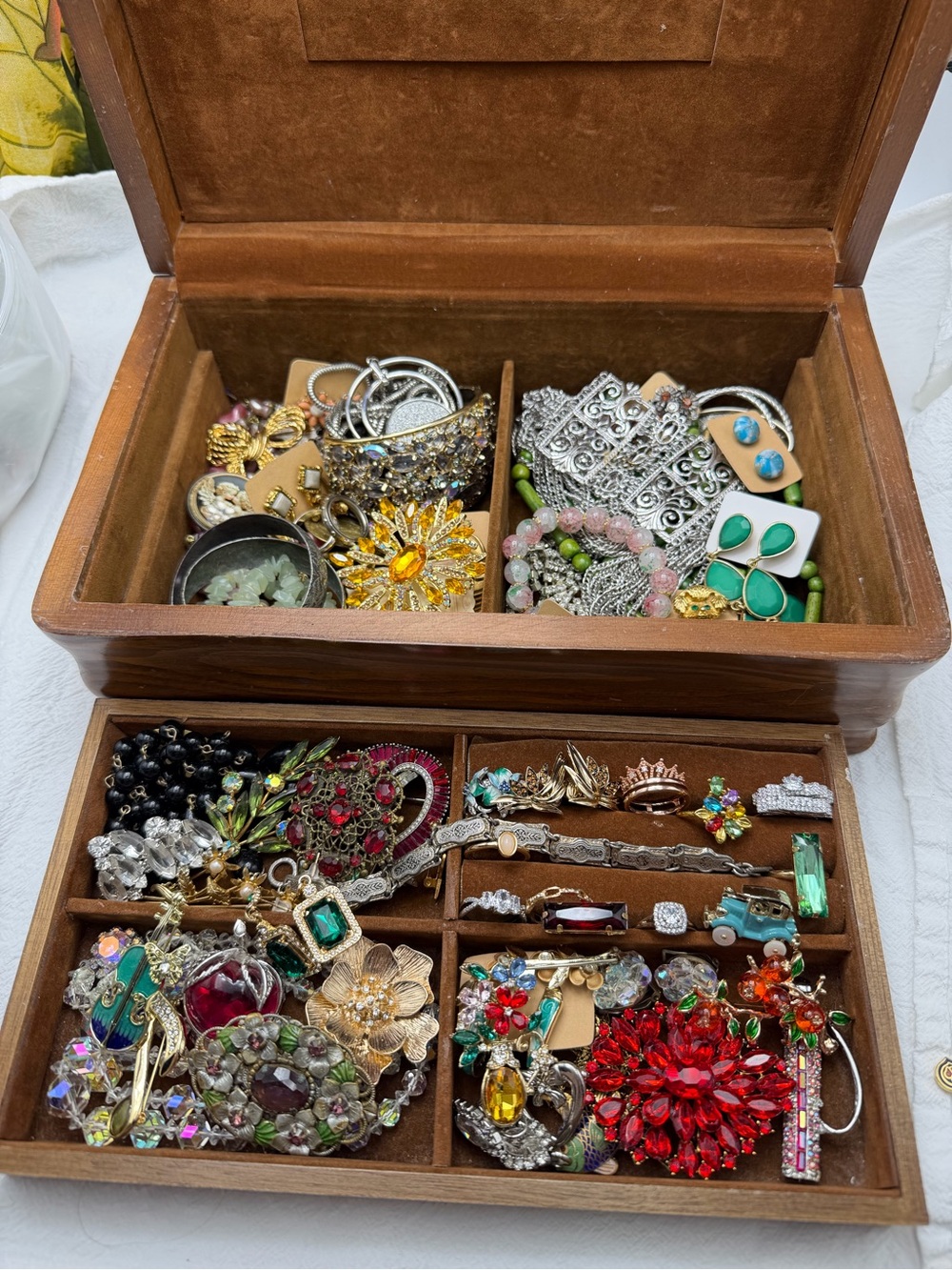 Vintage Jewelry box with Jewelry ready to wear